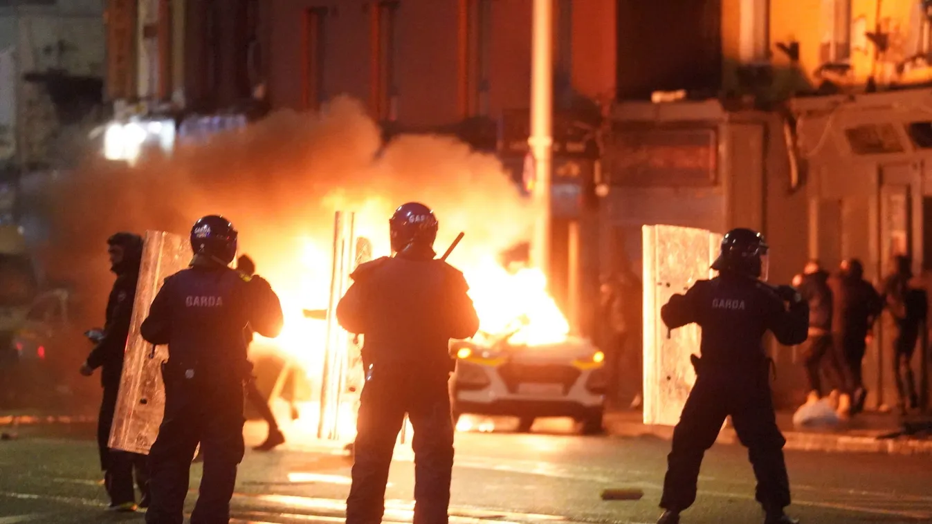 Zavargások késes támadás Írország, 2023.11.24.,   2 Dublin belvárosában, ahol zavargások törtek ki egy késelés miatt 2023. november 23-án. Órákkal korábban egy férfi öt embert, köztük három gyermeket megsebesített, az egyikük 