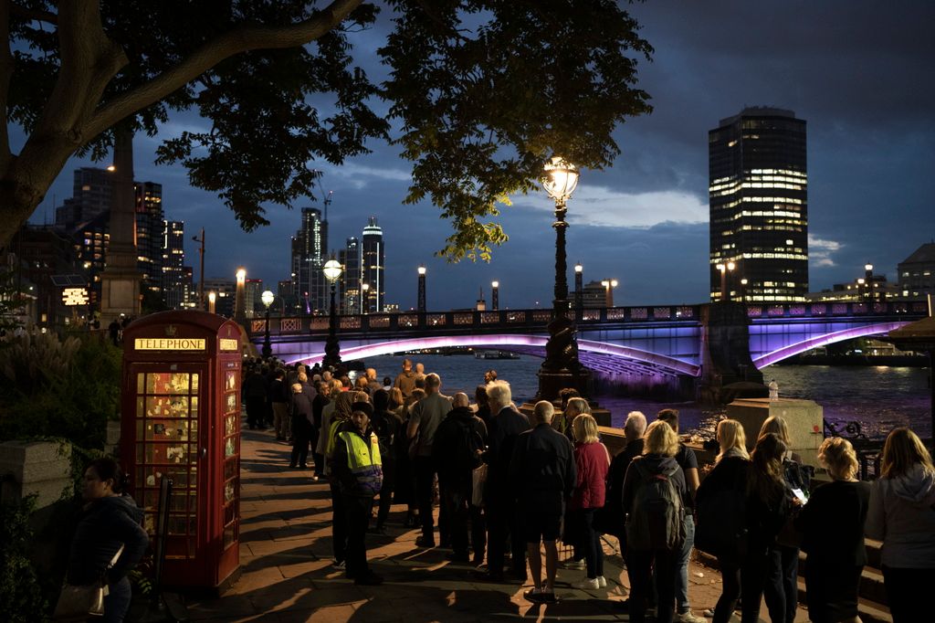 II. ERZSÉBET London, 2022. szeptember 16.
Sorban állnak emberek a Temze partján, hogy leróják kegyeletüket a londoni Westminster-csarnokban felravatalozott II. Erzsébet királynő előtt 2022. szeptember 15-én. A szeptember 8-án, 96 éves korában, uralkodásán