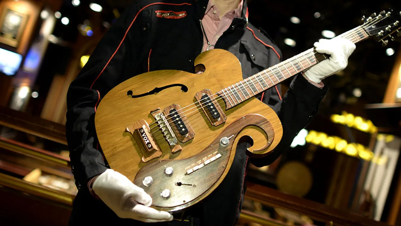 Elárverezték John Lennon gitárját. A hangszert a Julien's Auctions bemutatótermében tartja a kezében az ügyvezető