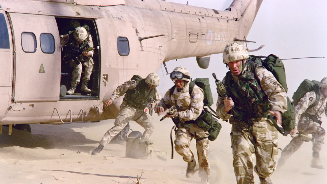 Horizontal COLOUR PHOTOGRAPHY GULF WAR WAR FOREIGN ARMY MILITARY MANŚUVRES MILITARY HELICOPTER SOLDIER ARMED FORCES SERVICEMAN DESERT MIDDLE EAST WEAPON PHOTO OF THE MONTH MILITARY TRAINING HELICOPTER 