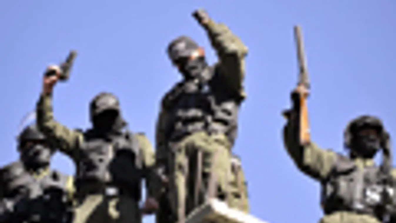 Bolívia, sztrájkoló fegyveres rendőrök a La Paz-i rendőrfőkapitányság tetején