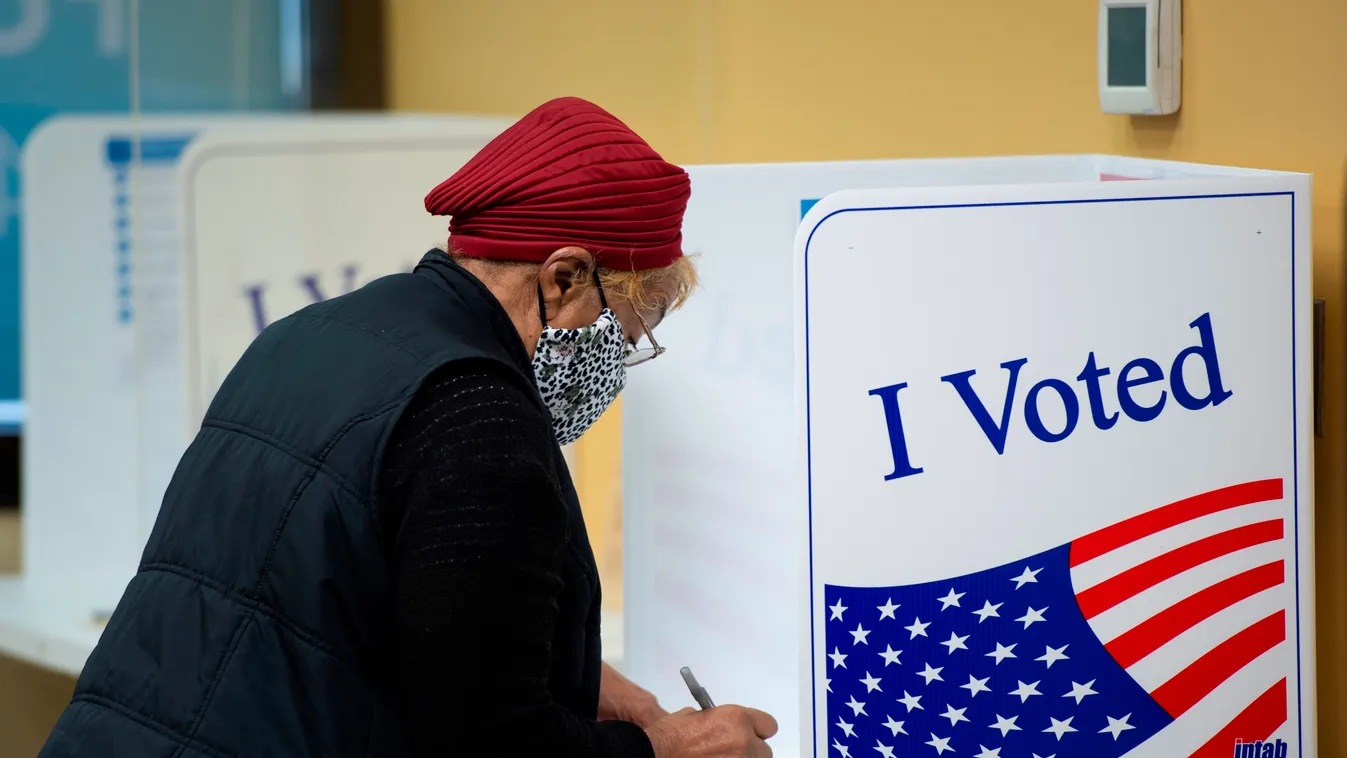 vote Horizontal Voters cast their ballots for the 2020 election at an early, in-person voting location in Arlington, Virginia, on September 18, 2020. (Photo by ANDREW CABALLERO-REYNOLDS / AFP) 