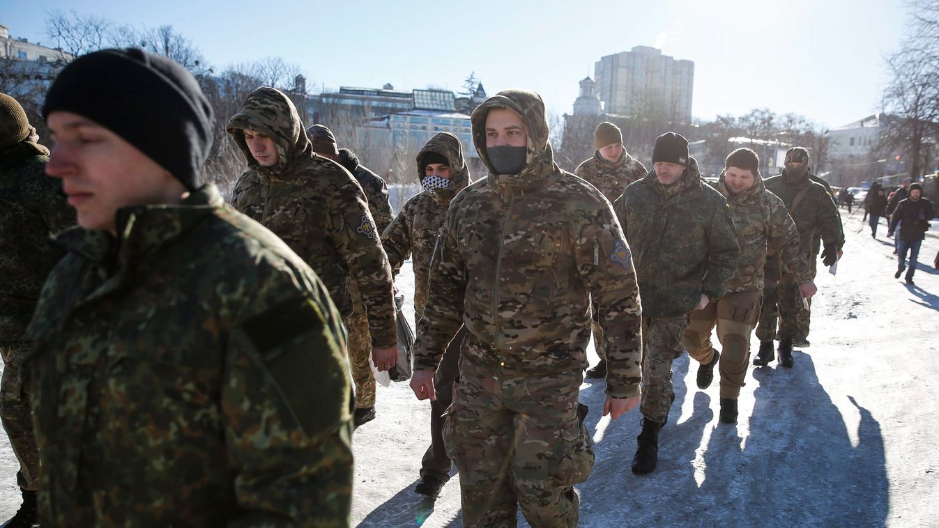 Kijev, 2015. február 17.
A Szics zászlóalj önkéntesei a kelet-ukrajnai frontra indulnak Kijevből 2015. február 17-én. A háromnapos tűzszünet ellenére folytatódnak a harcok az oroszbarát szakadárok és az ukrán kormányerők között a kelet-ukrajnai Debalceve 