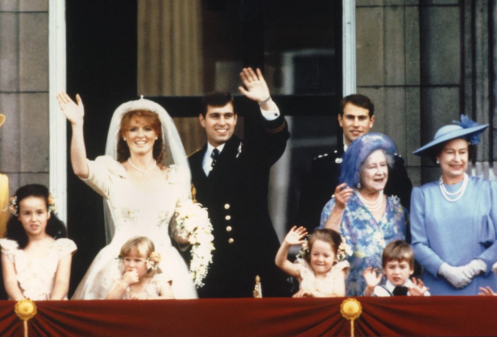 BRITAIN-ROYAL-PEOPLE-SARAH FERGUSON-PRINCE ANDREW Horizontal GROUP PICTURE DUCHESS ROYAL FAMILY PRINCE BALCONY QUEEN MOTHER CHILD WEDDING királyi esküvők 6. 