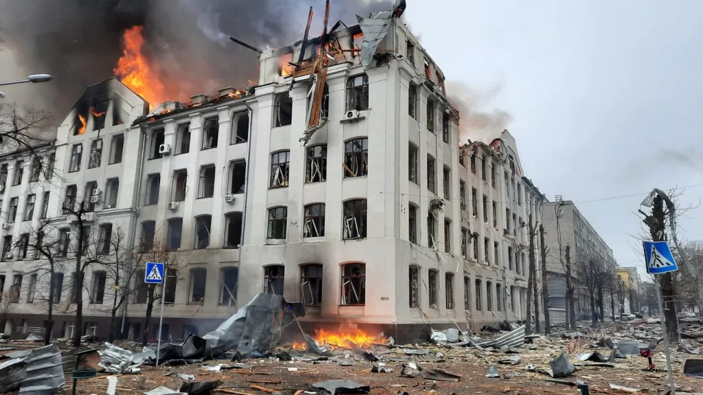 Ukrán válság 2022, orosz, ukrán, háború, Ukrajna, Harkov, orosz rakétatámadás, tűz, füst, égő épület, helyi rendőrség épülete 