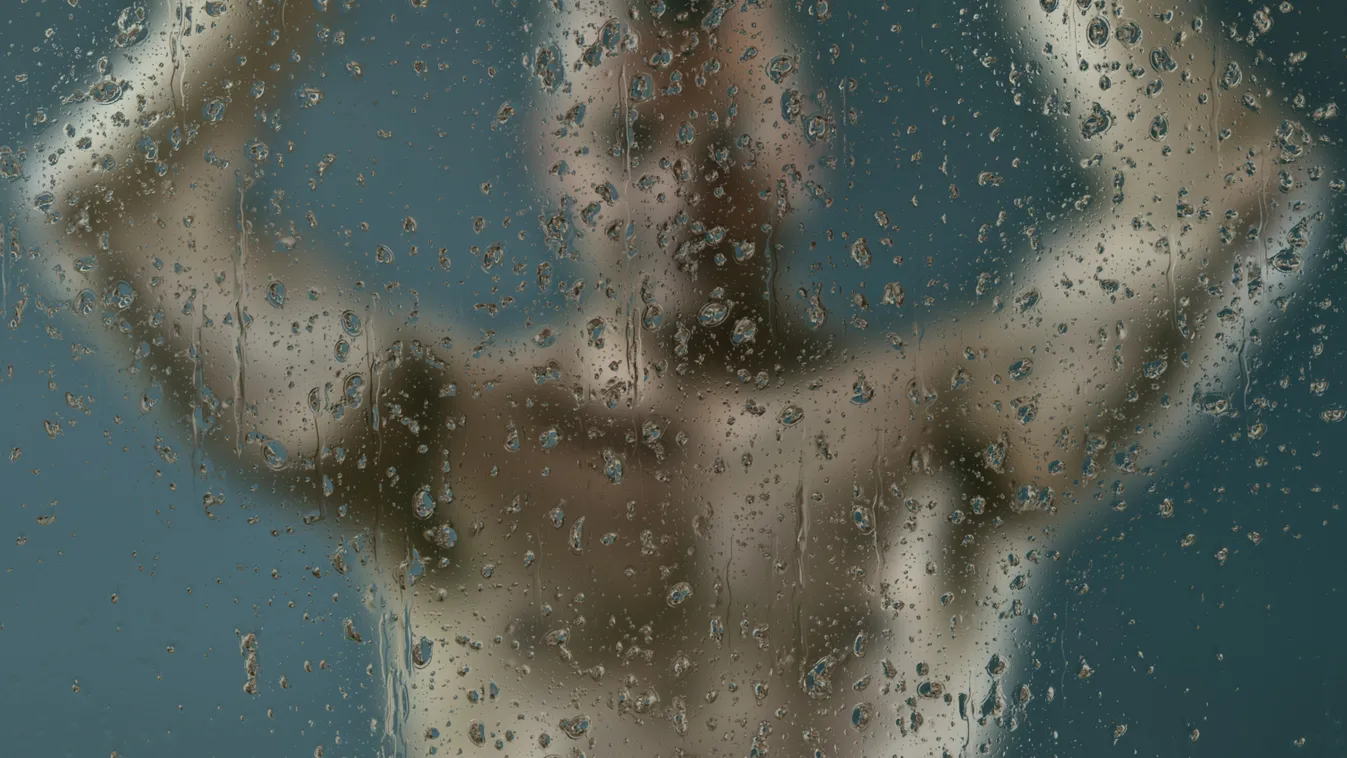 pucér férfi a fürdőszobában, zuhanyzás, zuhany, meztelen férfi 