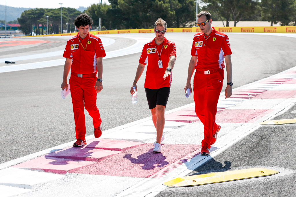 Előkészületek a Forma-1-es Francia Nagydíjra, Sebastian Vettel, Scuderia Ferrari, kerékvető, rázókő, hurka 