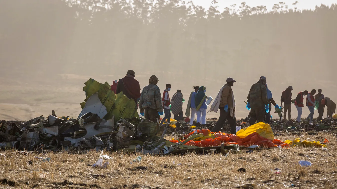 Bisoftu, 2019. március 11.
Mentők roncsdarabokkal az etióp fővárostól, Addisz-Abebától délkeletre fekvő Bisoftu közelében 2019. március 11-én, miután az előző nap 157 emberrel a fedélzetén lezuhant az Ethiopian Airlines etióp légitársaság Addisz-Abebából 