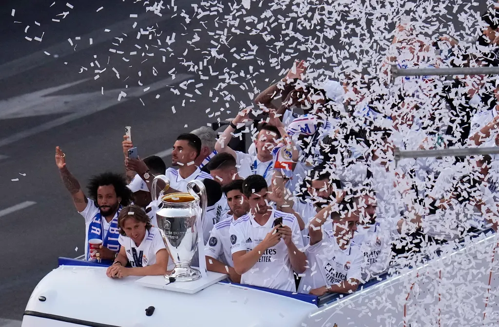 Madrid, 2022. május 30.
A Real Madrid játékosai egy nyitott tetejű buszon ünnepelnek a BL-trófeával a madridi városháza előtt 2022. május 29-én, egy nappal azután, hogy csapatuk 1-0-ra győzött a Liverpool FC ellen a labdarúgó Bajnokok Ligájának franciaors