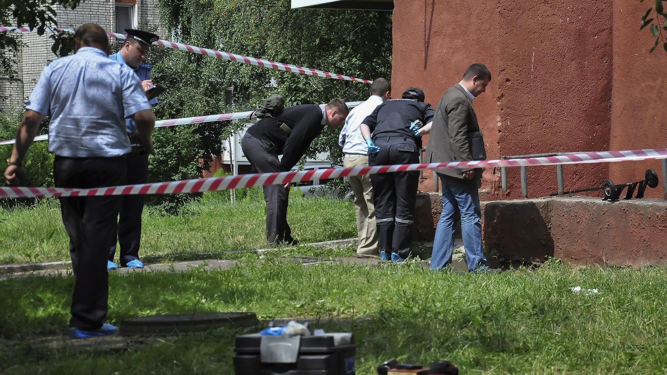 Lemberg, 2015. július 14.
Ukrán rendőrök helyszínelnek annak a rendőrőrsnek a bejáratánál, ahol kézigránát robbant a nyugat-ukrajnai Lembergben (Lviv) 2015. július 14-én. A városban egy órán belül két rendőrőrsnél robbantottak ismeretlen elkövetők, a deto
