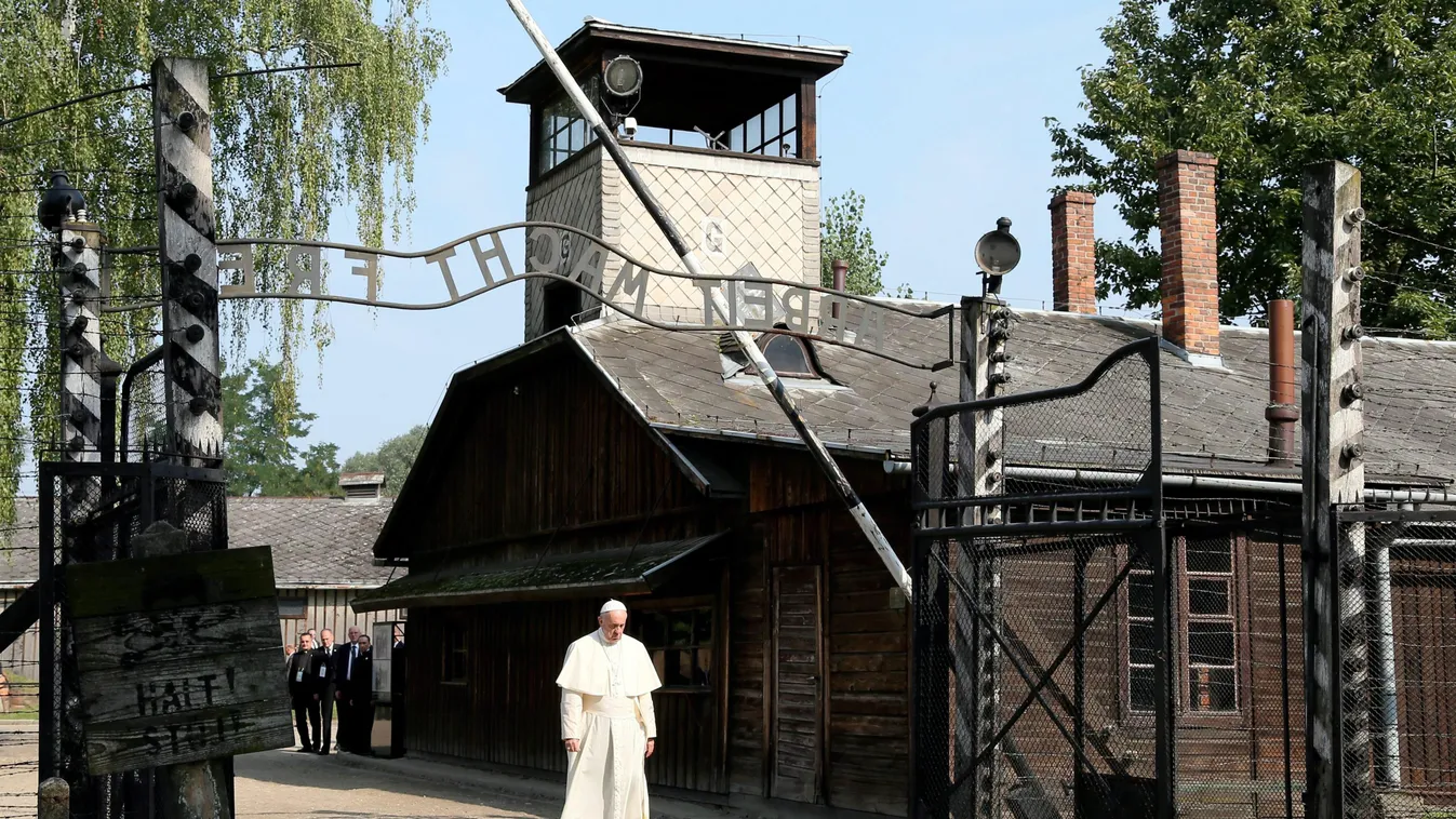 FERENC pápa Oswiecim, 2016. július 29.
Ferenc pápa az egykori auschwitz-birkenaui koncentrációs tábor főkapujában a lengyelországi Oswiecimben 2016. január 29-én, ötnapos lengyelországi zarándoklatának harmadik napján. A római katolikus egyházfő a krakkói