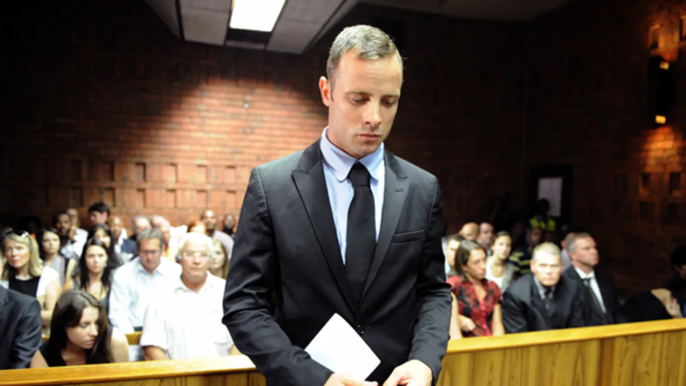 Oscar Pistorius dél-afrikai hatszoros paralimpiai bajnok tárgyalása a pretoriai városi bíróságon 2013. február 20-án