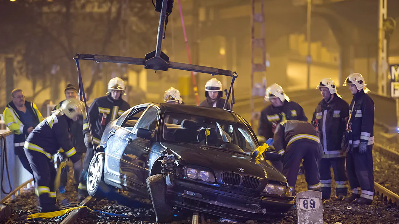 baleseti helyszín emelődaru Foglalkozás FOTÓ ÁLTALÁNOS HÉV-vágány KÖZLEKEDÉSI ESZKÖZ összetört jármű roncs SZEMÉLY tűzoltó 