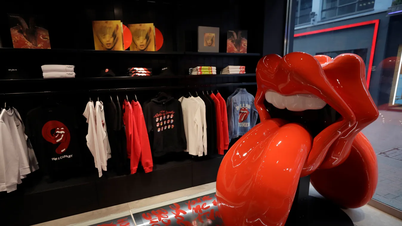 London, 2020. szeptember 8.
Ruházati termékek a Rolling Stones brit rockzenekarral kapcsolatos ajándéktárgyakat árusító üzletben a londoni Carnaby Street-en 2020. szeptember 8-án, egy nappal a bolt hivatalos megnyitója előtt.
MTI/AP/Matt Dunham 
