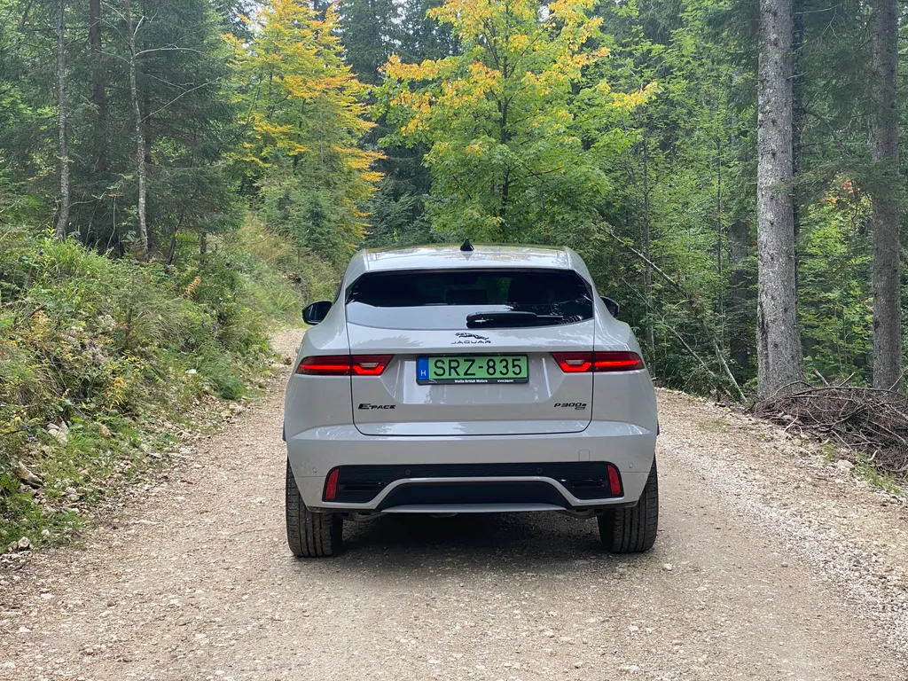 Jaguar E-Pace P300e PHEV teszt 