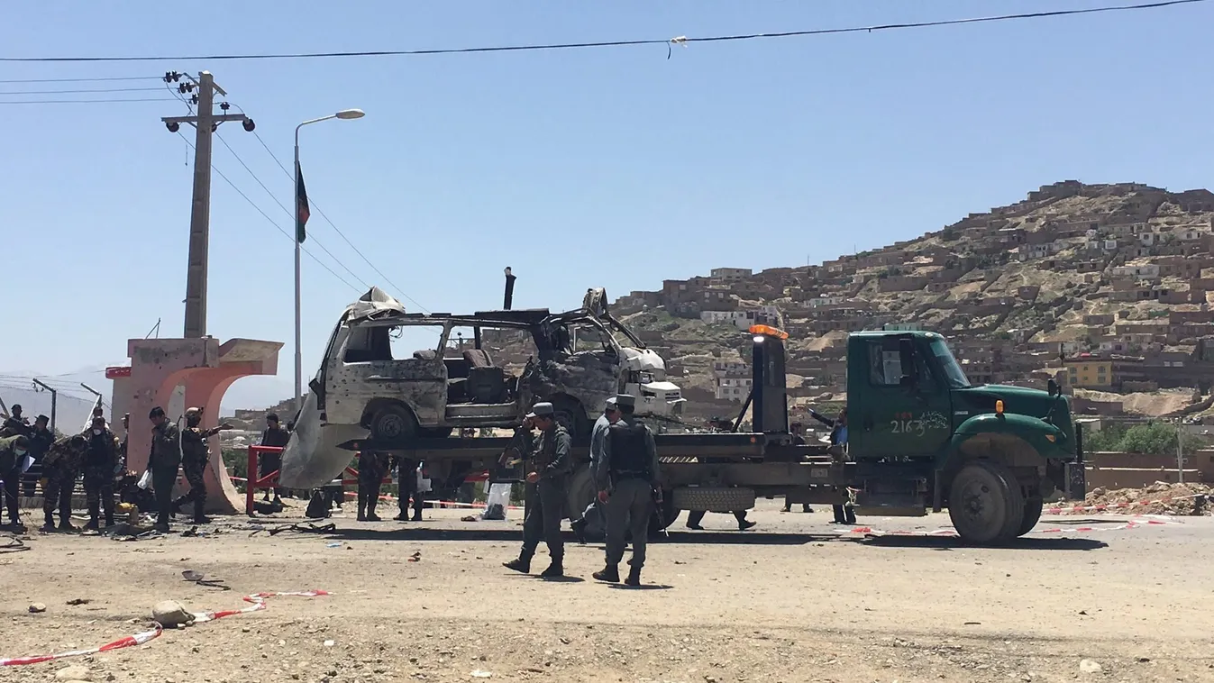 Kabul, 2016. május 25.
Az afgán biztonsági erők tagjai az öngyilkos merénylet helyszínén, Kabulban 2016. május 25-én. A merénylő egy kisbusz mellett hozta működésbe a nála lévő robbanószerkezetet. A detonációban legkevesebb 10 ember életét vesztette. (MTI
