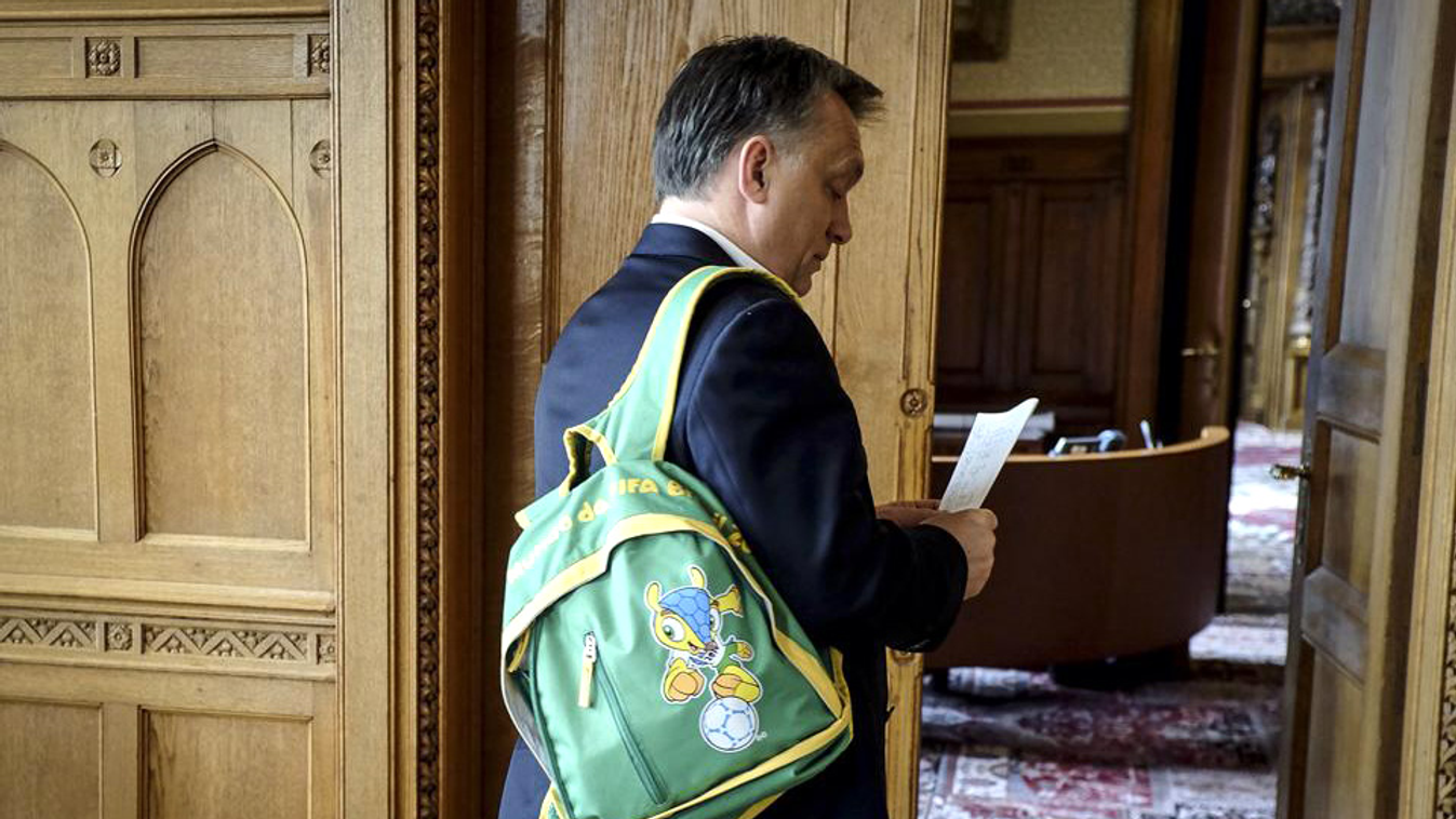 Orbán Viktor új foci vb-s hátizsákja 
