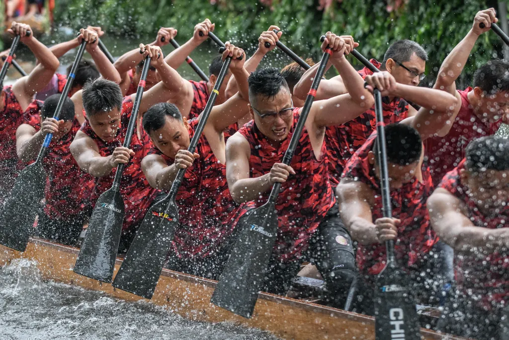 Sárkányhajó Kína Dragon boat drifting in Chinaâs Foshan festival 