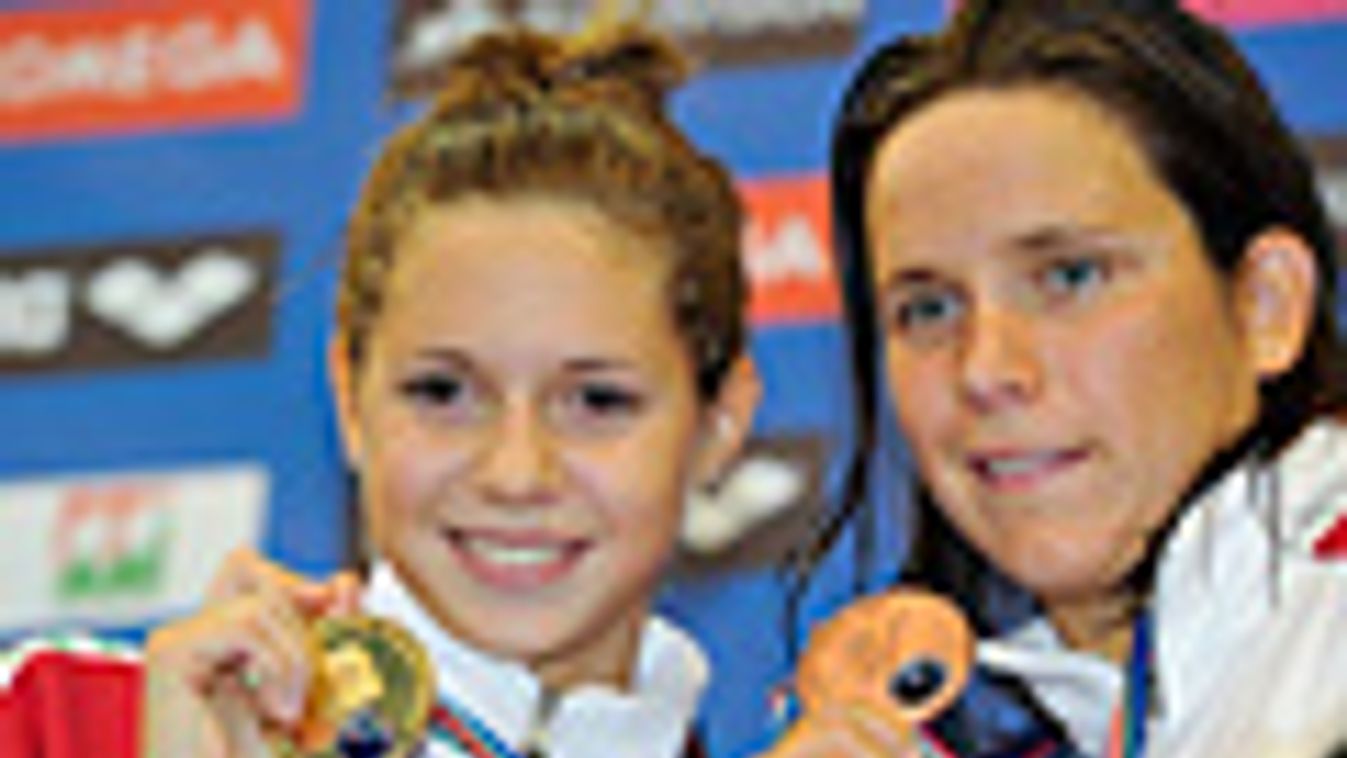 Kapás Boglárka és Risztov Éva mutatja érmét a női 800 méteres gyorsúszás eredményhirdetésén a 31. úszó Európa-bajnokságon, a Debreceni Sportuszodában.