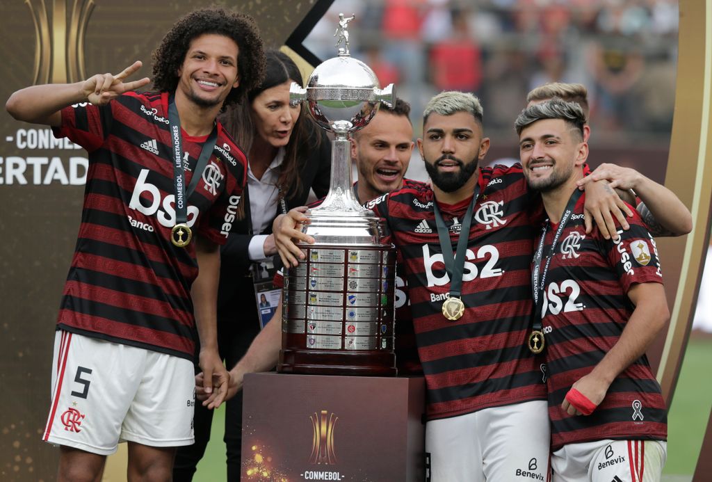 Lima, 2019. november 24.
Willian Arao (b), Gabriel (j2) és Arrascaeta (j), a  Flamengo játékosai a trófeával, miután győztek a dél-amerikai labdarúgó Libertadores Kupa döntőjében játszott Flamengo-River Plate mérkőzésen Limában 2019. november 23-án.
MTI/A