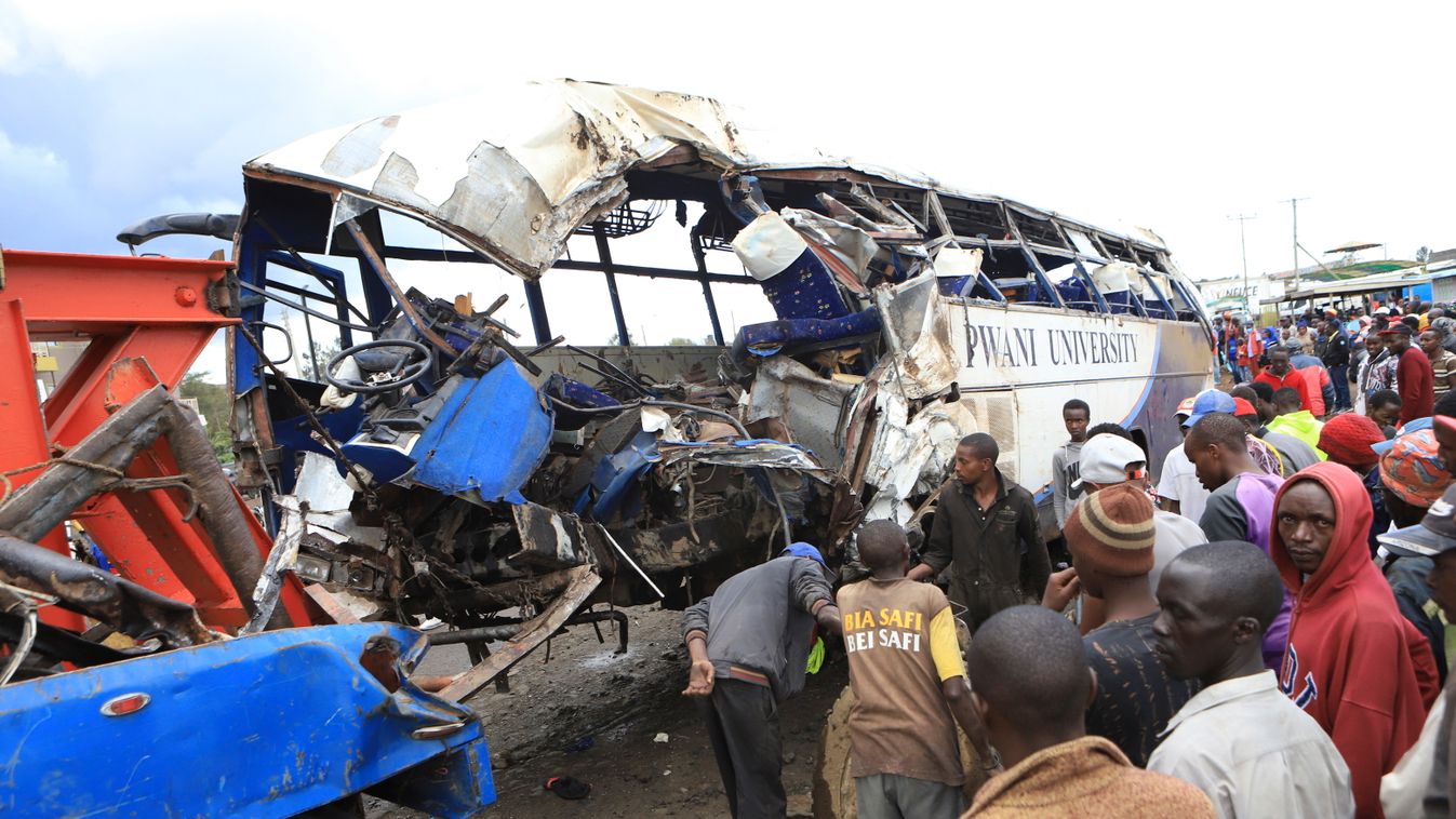 Naivasha, 2023. március 31.
Helybeliek nézik, amint elszállítanak egy összeroncsolódott autóbuszt a kenyai főváros, Nairobi közelében levő Naivasha térségében 2023. március 30-án. Az egyetemistákat szállító busz frontálisan ütközött egy gépkocsival, és ár