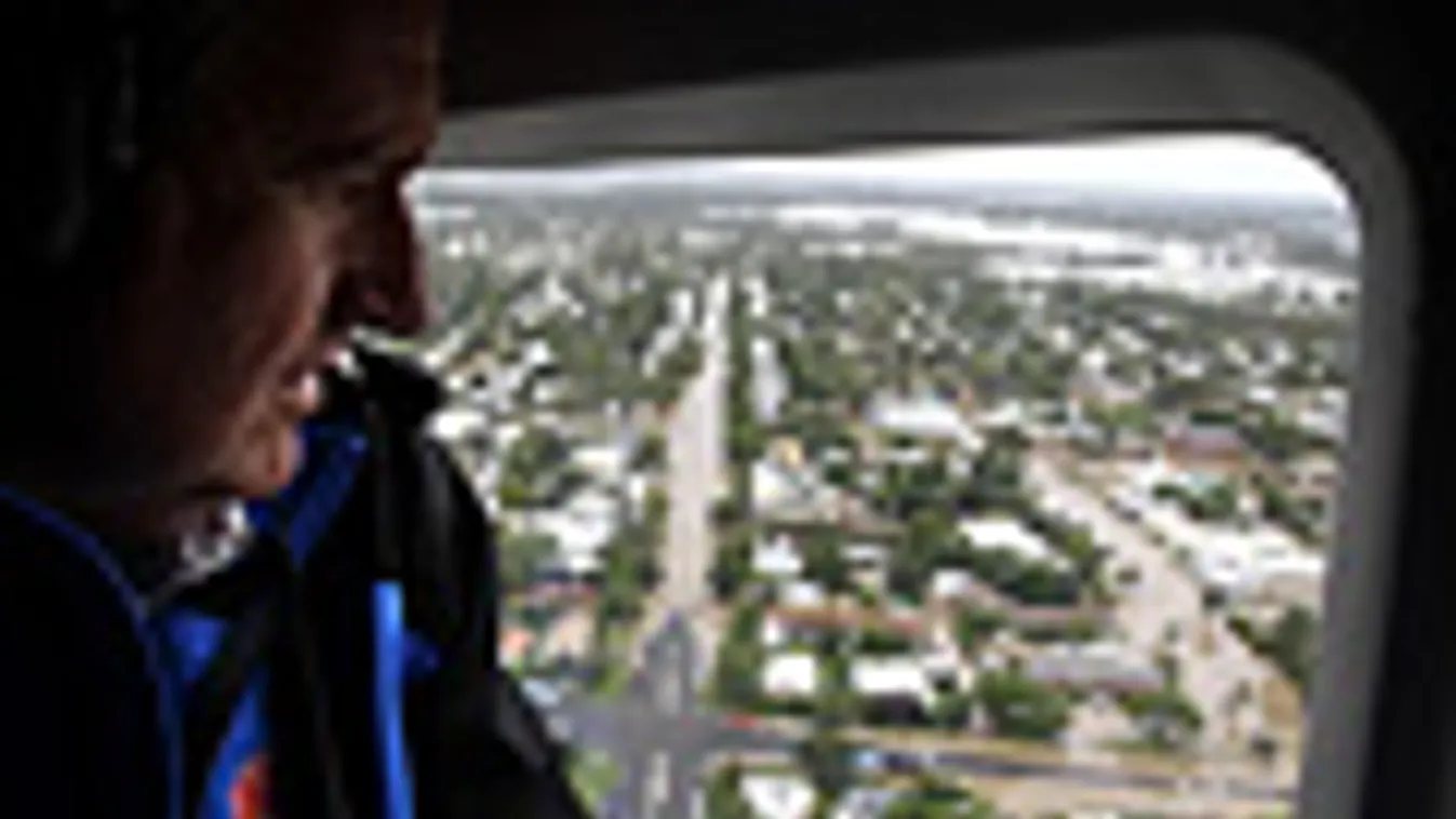 Árvíz AUsztrália, Barry O'Farrell Új-Dél-Wales állam kormányzója helikopterről nézi az áradást, Moree város felett  2012. 02.3-án