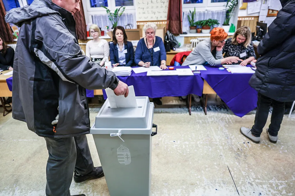Választás 2022, 2022-es magyarországi országgyűlési választás, szavazás, szavazólap, szavazó fülke, Újpest, Bajza utcai általános iskola 