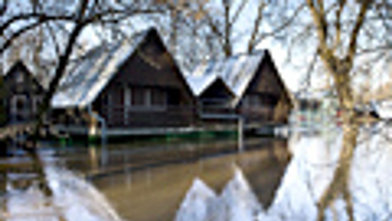 Tisza, árvíz, 
Több mint két méteres víz hömpölyög egy a Tisza árterében lévő üdülőövezetben, a Vásárosnaményhoz tartozó Gergelyiugornyánál 2010.12.11-én