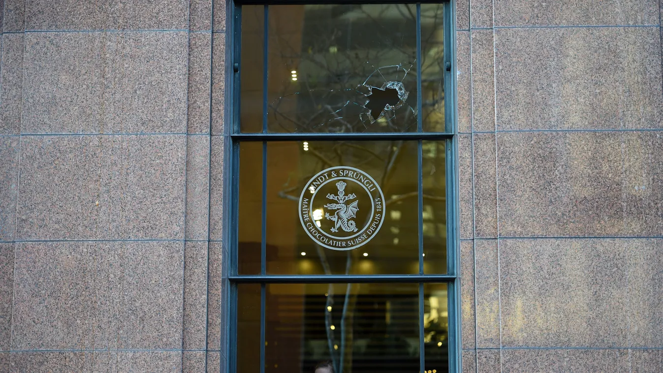Sydney, 2015. június 3.
Egy munkás takarít egy betört ablaküveg mellett a Sydney belvárosában lévő Lindt kávéházban 2015. június 3-án. Ismeretlen tettesek kövekkel dobálták meg éjjel a kávézót és betörték az ablakait.  (MTI/EPA/Dan Himbrechts) 