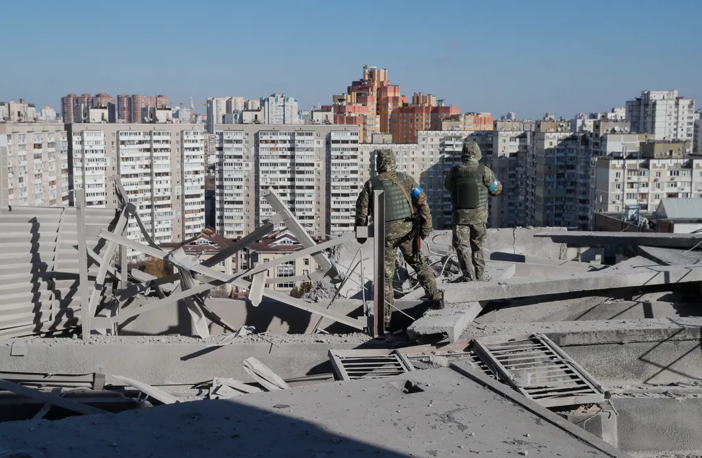 Ukrán válság 2022, orosz, ukrán, háború, Ukrajna, Kijev, rakétatámadás, lakótelep, ukrán katonák, lakóház, lakóépület, romos épület 