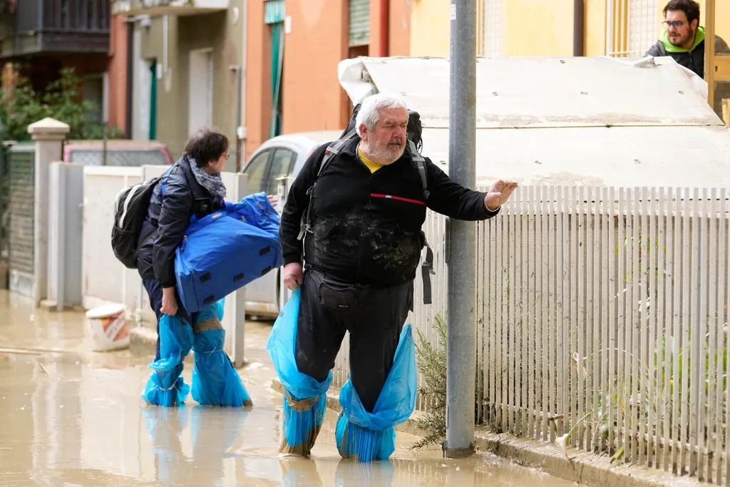 Faenza, 2023. május 18.
Sáros vízben gázolnak emberek a közép-olaszországi Faenzában 2023. május 18-án. Az elsősorban Emilia Romagna tartományt sújtó áradások nyolc ember halálát okozták, több mint tizenháromezret pedig otthona elhagyására kényszerítettek