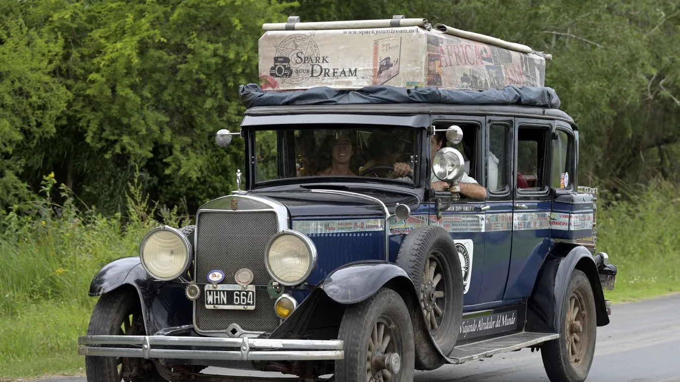 család, világkörüli, út, autós, kaland, világjáró, egy 1928-as Graham-Paige oldsmobile, autómobil, retro, utazás 