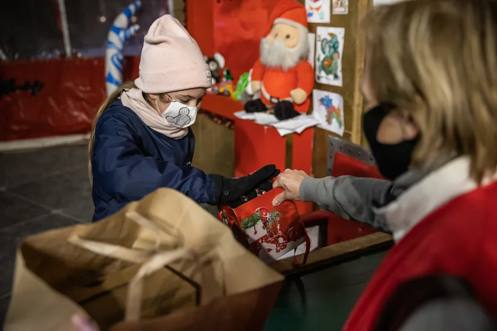 Mikulásgyár A MikulásGyár nem tesz különbséget ember és ember között, nem kérdezi, ki miért éhezik. Ha tud, segít, tekintet nélkül származásra, etnikumra, nemzetiségre, vallásra, életkorra. A MikulásGyár szellemisége a humánumból és a szolidaritásból faka