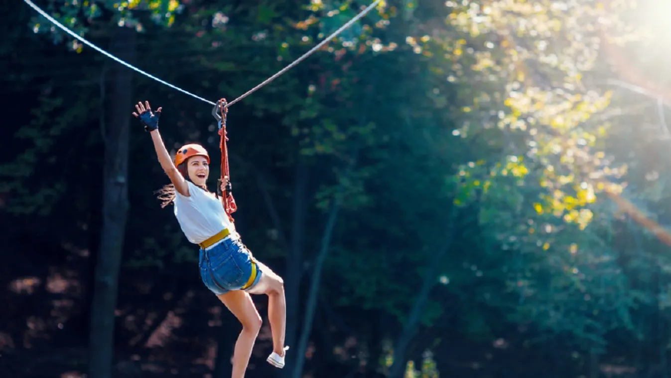 kalandpark kötélpálya csúszás boldog lány 