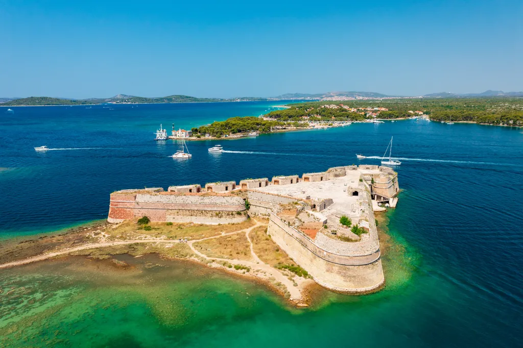 St. Nicholas Fortress, Horvátország, Szent Miklós erőd, Šibenik, Szent Ante-csatorna bejárata, velencei erődépítésű rena-iszánsz épület, világ építészeti örökség, Adria 