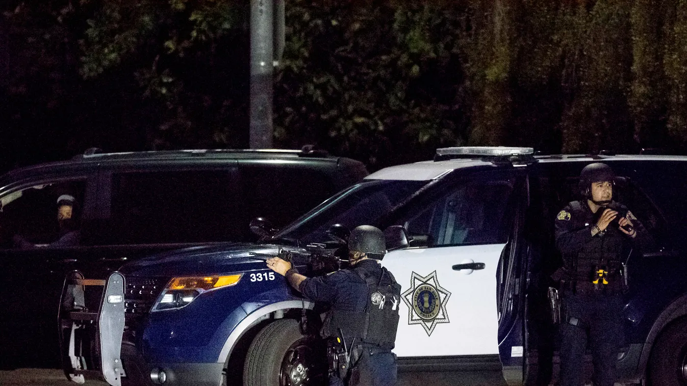 Gilroy, 2019. július 29.
Rendőrök Gilroyban 2019. július 28-án, miután lövöldözés volt az észak-kaliforniai város évenkénti fokhagymafesztiválján.
MTI/FR34727 AP/Noah Berger 