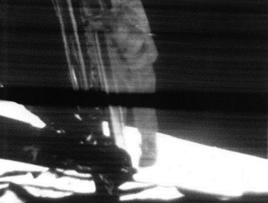 Apollo 11 holdralépés
A parancsnok lelépett a Hold felszínére. 1969. július 21. 2:56 (UTC) volt ekkor. Ekkor hangzott el Armstrong híressé vált mondata:

„Kis lépés egy embernek, de hatalmas ugrás az emberiségnek.” („That's one small step for [a] man, one