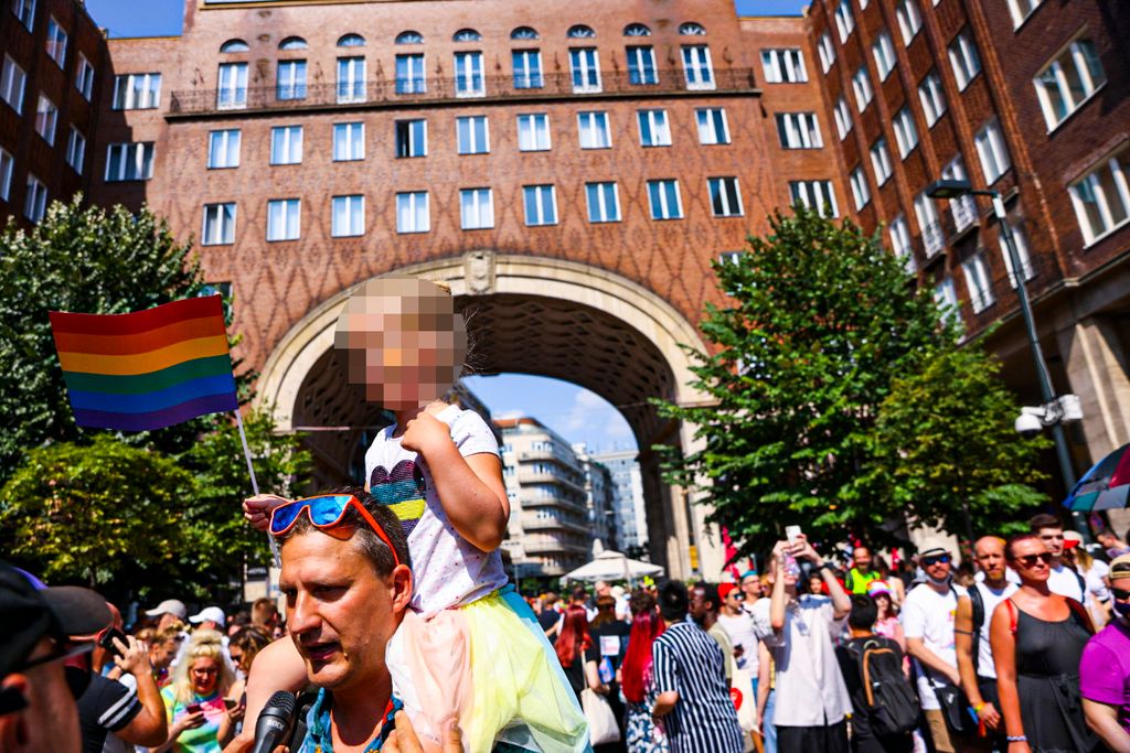Pride-felvonulás Budapesten, Pride, Budapest, Budapest Pride 2021, LMBTQ, LMBT, LGBT, 2021.07.24., gyerek, kisgyerek, gyerekkel a Pride-on 