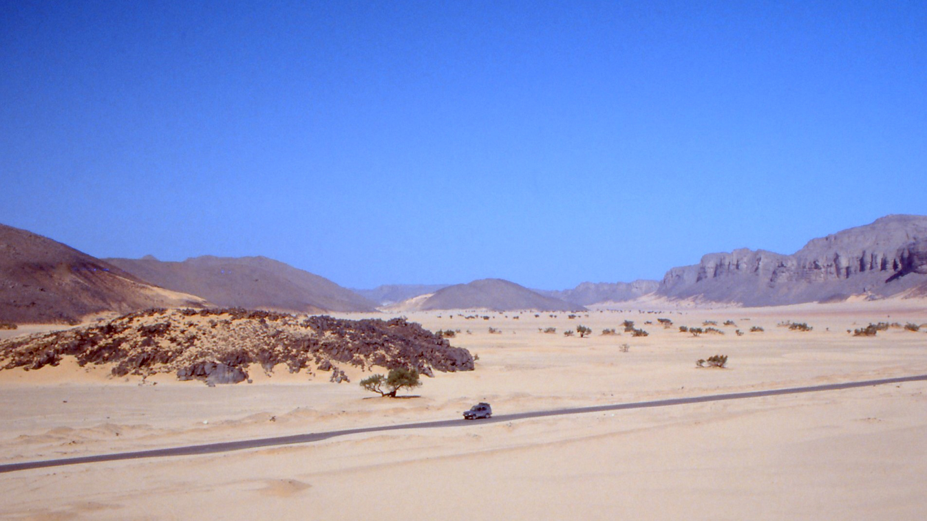 Transz-Szaharai autópálya, sivatagos úthálózat, Szahara, Afrika 