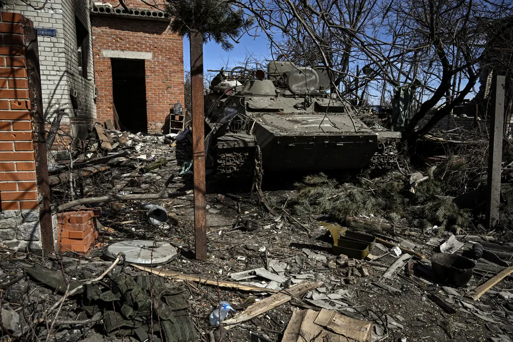 Ukrán válság 2022, ukrán, orosz, háború, orosz-ukrán háború, ukrán konfliktus, orosz katonai jármű, kiégett, megsemmisült orosz jármű, Harkov, Harkiv, Ukrajna, romok, romos épület 