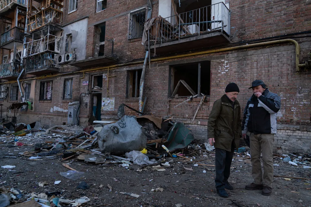 Ukrán válság 2022, orosz, ukrán, háború, Ukrajna, Kijev, rakétatámadás, romos lakóház, épület, rom, romok 