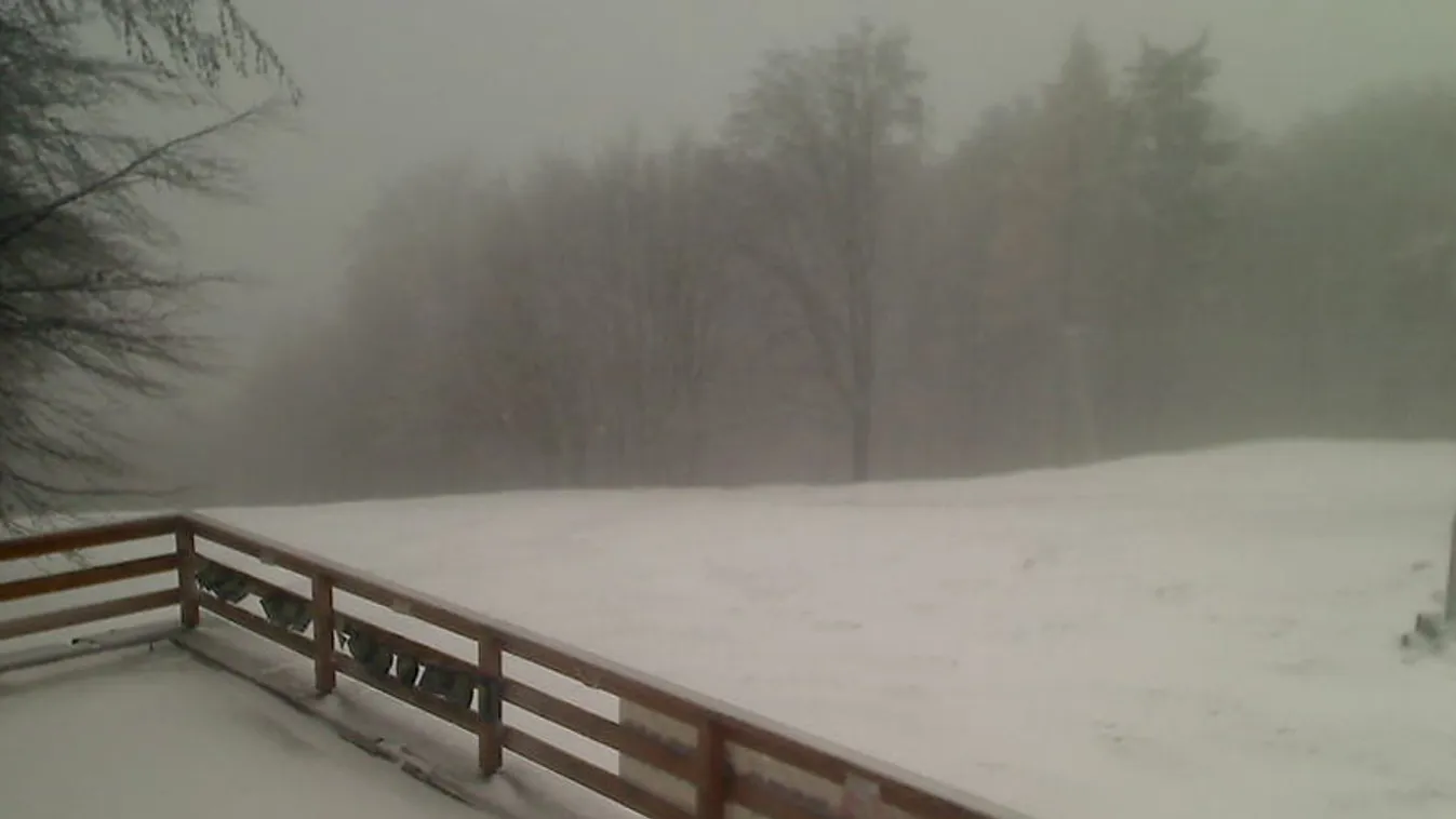 hó, havazás, A Kékestető északi sípályáját figyelő webkamera képe 2013. november 25-én 
