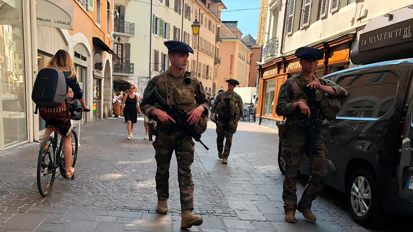 Annecy, 2023. június 8.
Katonák járőröznek a kelet-franciaországi Annecy városában elkövetett késes támadást követően 2023. június 8-án. A támadó megsebesített öt embert, köztük négy kisgyermeket a város egyik parkjában, a megszúrt gyerekek közül kettő ál
