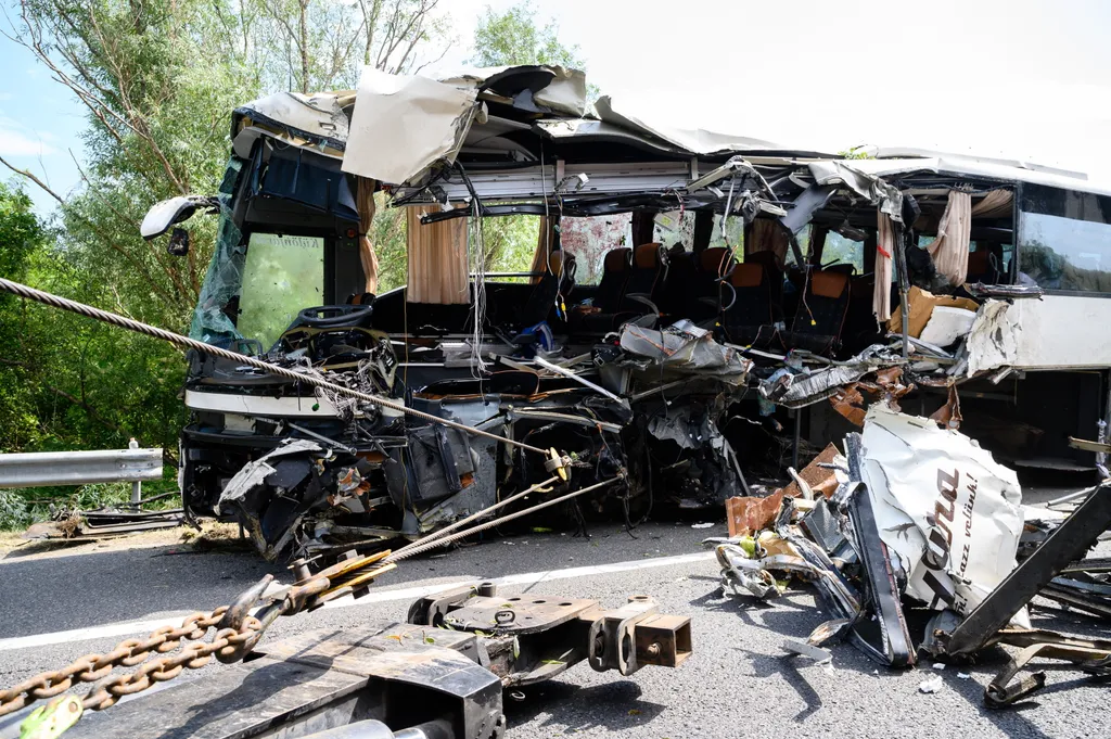 busz, baleset, M7, autópálya, sérült, halott, Felborult egy busz az M7-esen, nyolc ember meghalt, autóbusz az M7-es autópálya Szabadbattyán A buszon Horvátországban nyaraló magyar turisták utaztak. 