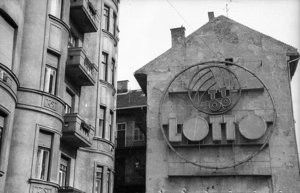 65 éve bevezették a lottót galér Magyarország,
Budapest II.
a Csalogány utca 55. és 53. számú ház a Széna tér felől nézve.
ÉV
1987 