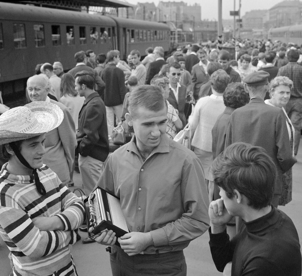 csoportkép Déli pályaudvar férfi Foglalkozás FOTÓ FOTÓTÉMA kalap KÖZLEKEDÉSI ESZKÖZ KÖZLEKEDÉSI LÉTESÍTMÉNY MŰSZAKI ESZKÖZ nő ÖLTÖZÉK KIEGÉSZÍTŐ rádió SZEMÉLY TÁRGY utas vonat Budapest, 1968. augusztus 3.
Várakozó utasok a Déli pályaudvar egyik peronján e