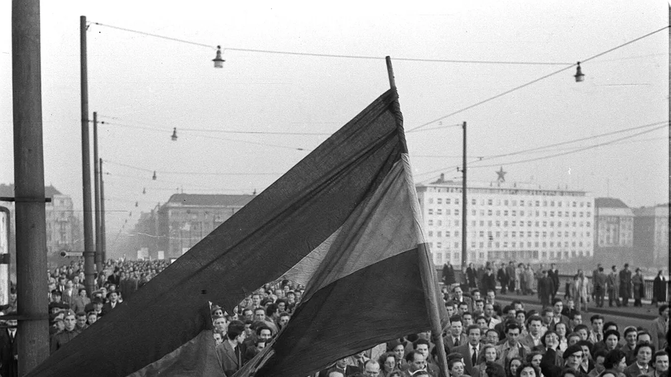TÖRTÉNELEM 1956-os forradalom forradalom és szabadságharc Vonul a tömeg KULCSSZAVAK Tömeg lyukas zászló 