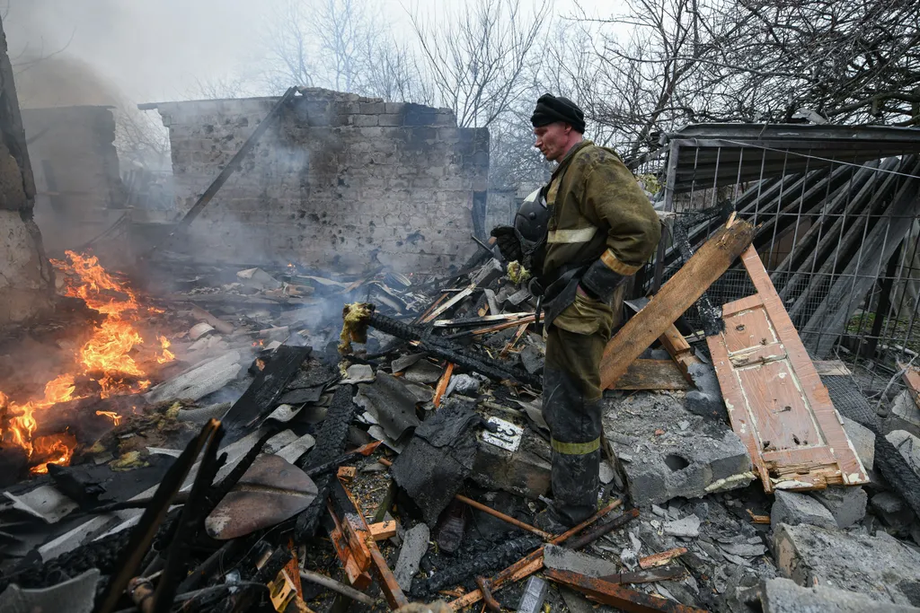 Ukrán válság 2022, ukrajna, Donyeck, harc, romok, épület, pusztítás 