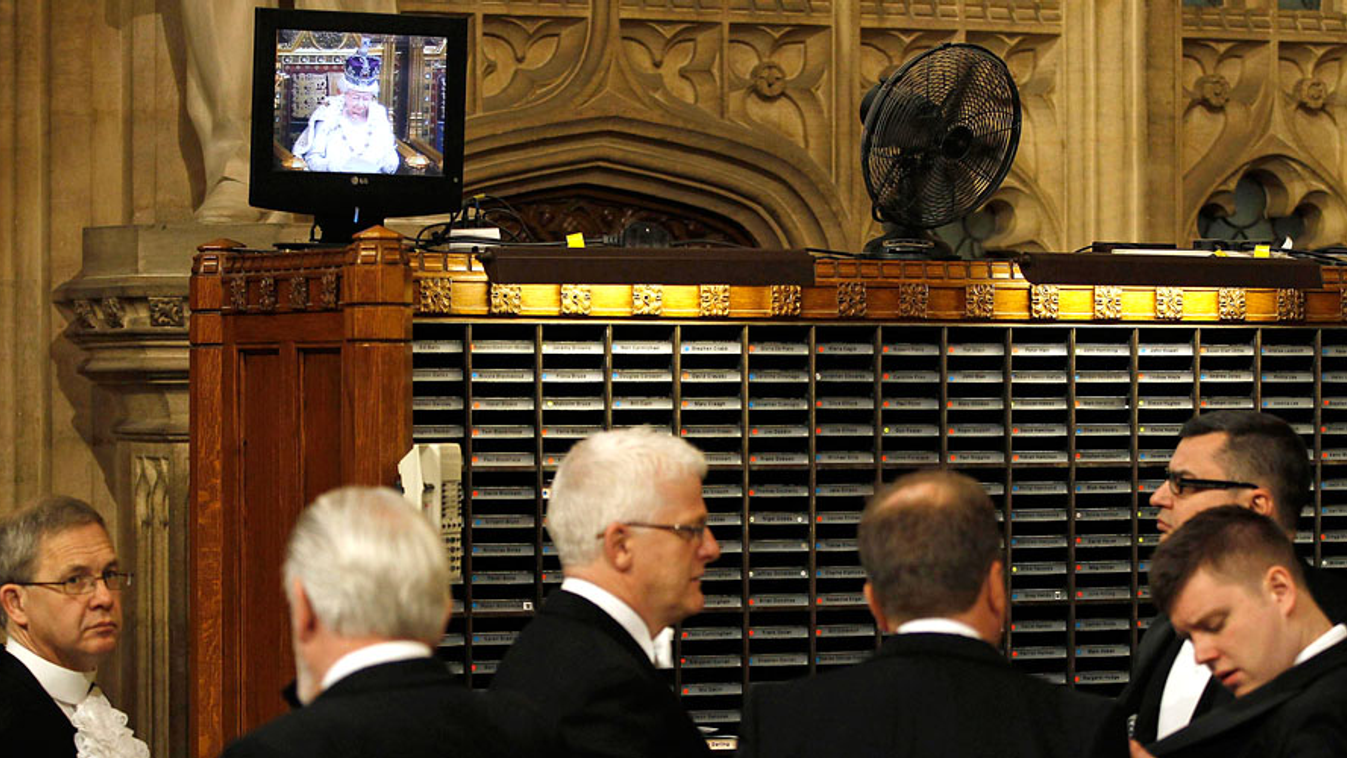 London, parlament, képviselők beszélgetnek a parlament folyosóján, miközben II. Erzséber királynő a nyitóbeszédet mondja