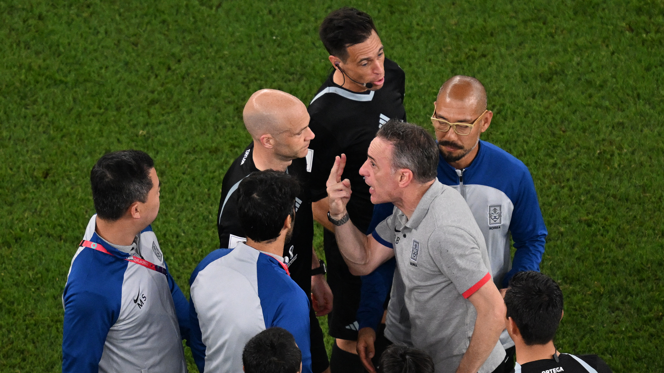 fbl TOPSHOTS Horizontal FOOTBALL REFEREE WORLD CUP TRAINER SPORT ARBITRATION DISPUTE RED CARD 